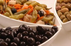 زيتون أسود وأخضر مع الثوم